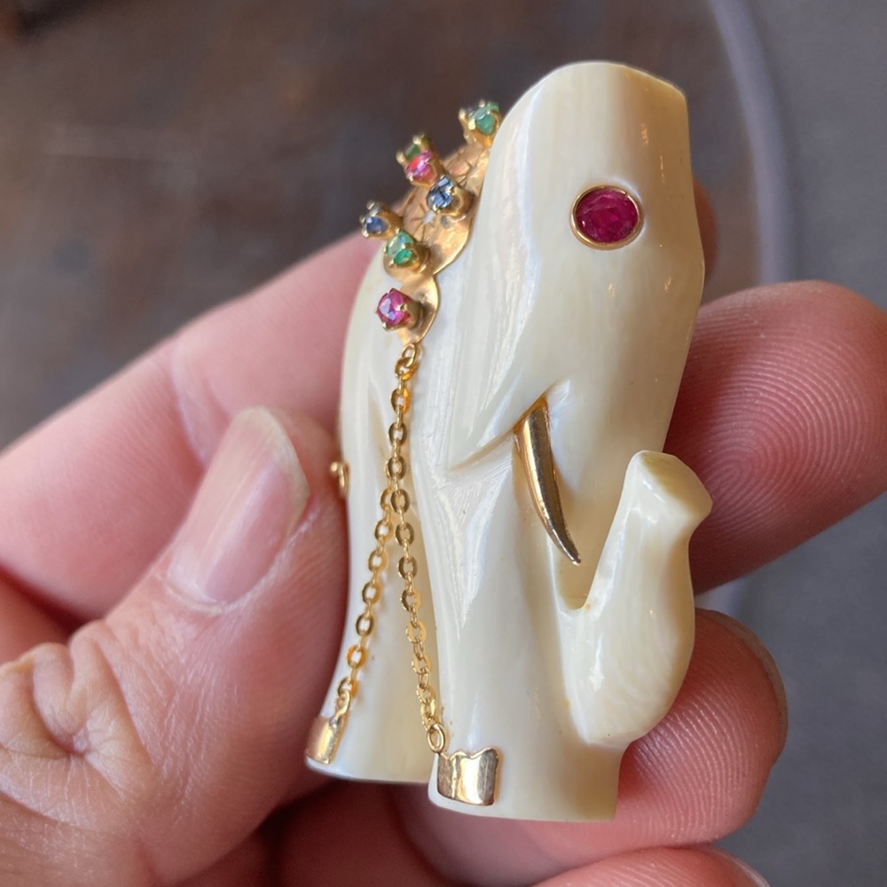 14kt gold with white bone/plastic ? elephant - Picture 7 of 9